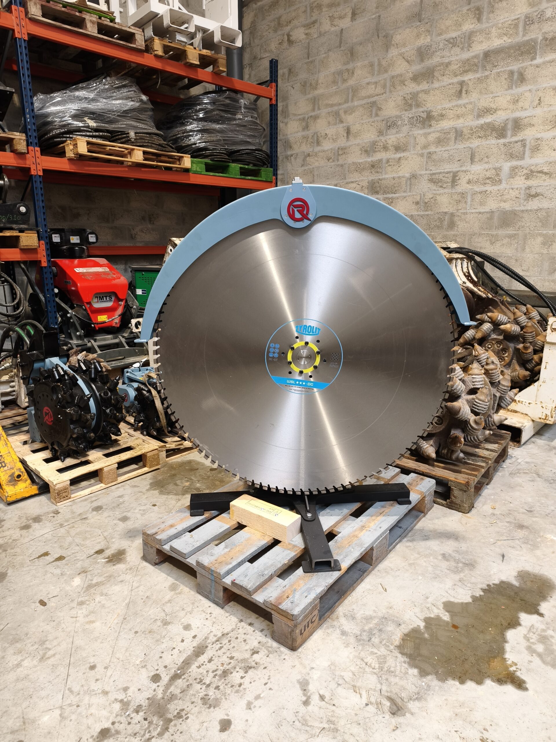 Scie hydraulique Witeck en atelier avant vente et préparation pour chantier