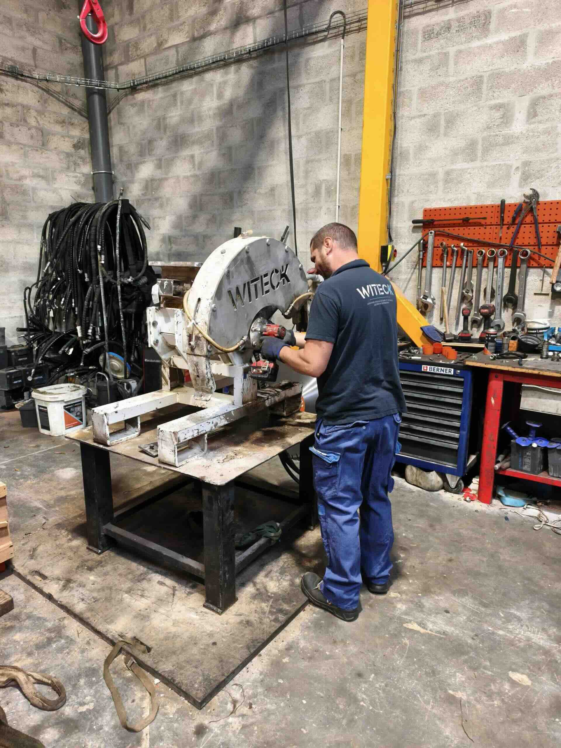 Technicien Witeck réalisant la maintenance d’un outil hydraulique en atelier